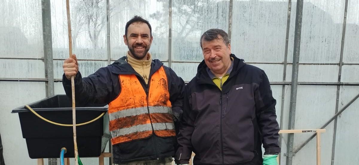 Miguel van Medeina en dhr. Van Zeijl van TOP Naaldwijk - proef met baggerwormen