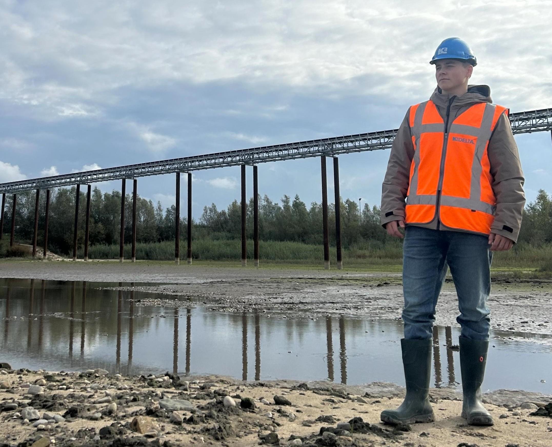 Stagiair Dave bij de transportband van de zandwinning in de Ooijse Graaf